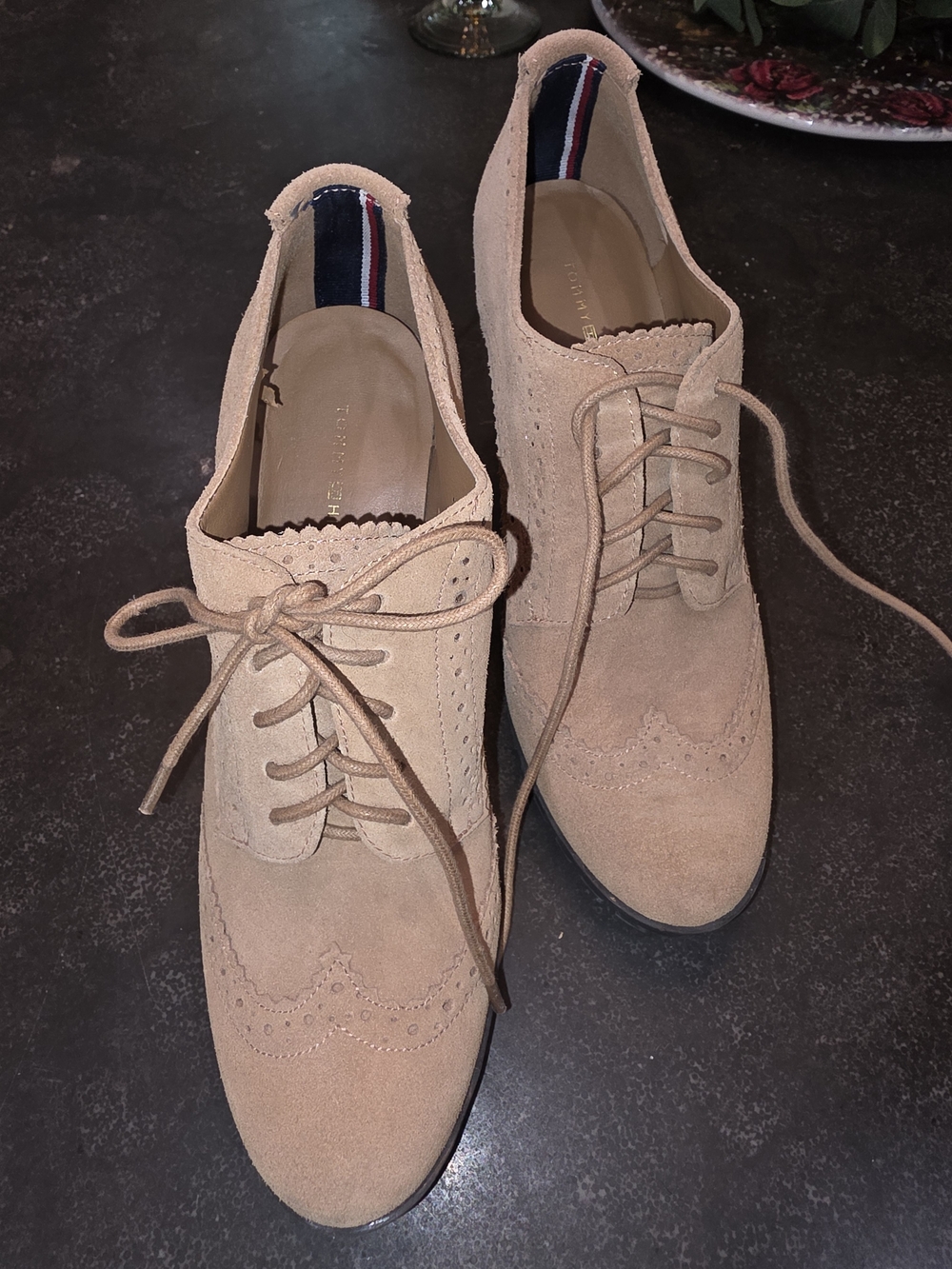 Tommy Hilfiger Men’s Tan Suede Wingtip Oxfords With 3inch Heel - Picture 2 of 9